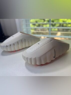 Men’s NIKE MIND 001 Pregame Mules in Light Bone/Chrome Swoosh